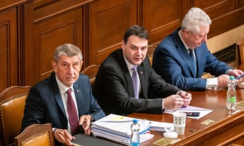 Čumím do těch kolejí a miliardy tam nevidím: Babiš hájil vládu, nechyběly bizarní obraty