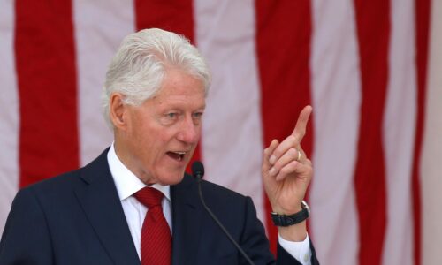 Clintonovci odmietli vypovedať v americkom Kongrese o Epsteinovi. Ide o odpútanie pozornosti, píšu v liste