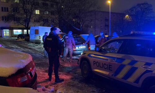 Dramatická honička v Praze: Řidiče nezastavila ani střelba, pak utekl. V autě vezl tři lidi