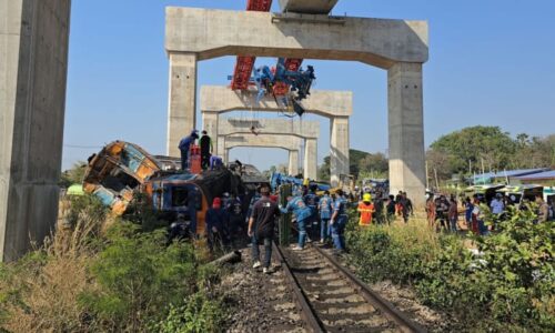 Jeřáb se zřítil na vlak plný cestujících. Neštěstí v Thajsku nepřežilo nejméně 22 lidí