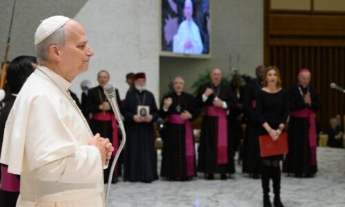 Katechéza pápeža: Boh hovorí k ľuďom ako k priateľom