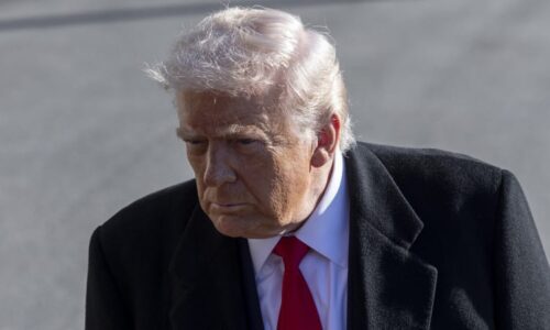 Trump ukázal dělníkovi prostředníček. Rozzuřila ho poznámka o pedofilech, odhaluje video