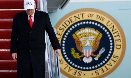 Blíži sa úder na Irán? USA odporučili personálu na základni v Katare odísť do stredy večera