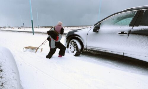 Děsivý pokus o virál ze Srbska: Dívky sáňkovaly za autem a převálcoval je vůz za nimi