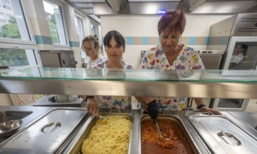 Šťastný: Státu do školních jídelen nic není. Vojtěchův poradce to odmítá, za vyhlášku bojuje