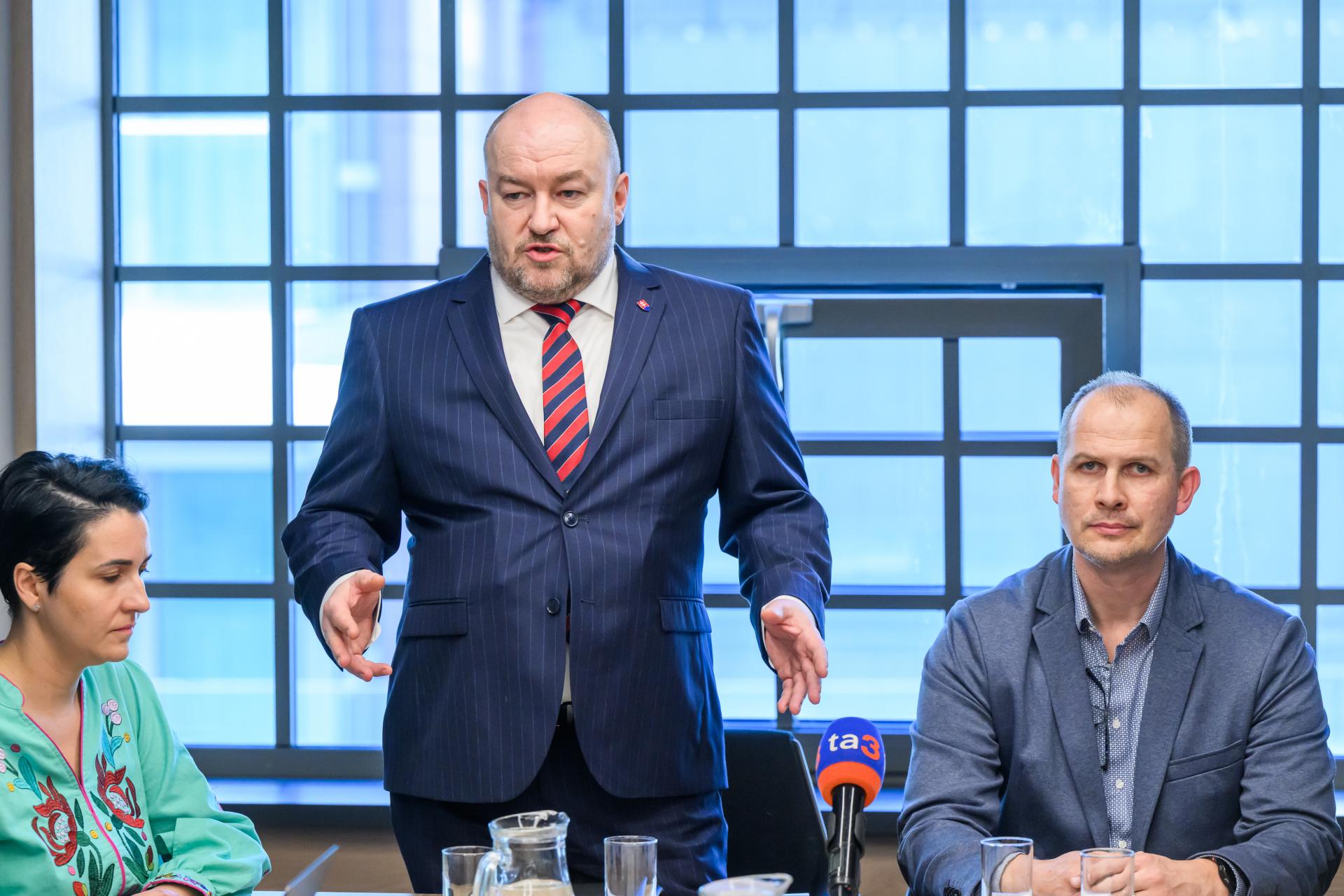 Prekvapivý rez na rezorte športu. Huliak odvolal svoju pravú ruku, tú koniec zaskočil Prekvapivý rez na rezorte športu. Huliak odvolal svoju pravú ruku, tú koniec zaskočil