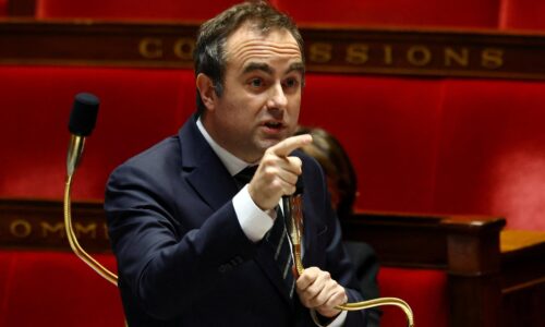 Francúzska vláda ustála hlasovanie o nedôvere, teraz ju čaká bitka o rozpočet