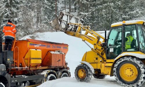 Ako sú na tom Donovaly, keď sneží a čím cestári posýpajú? HN strávili kritický deň na horských priechodoch