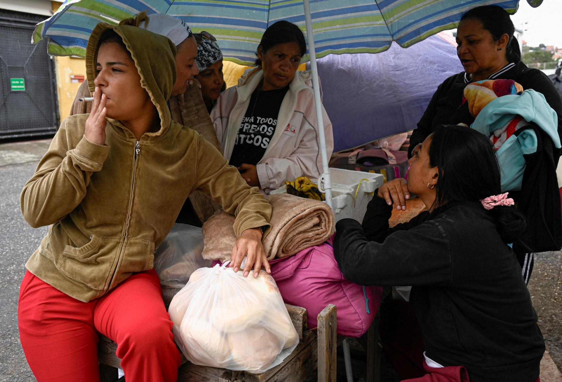 Venezuela prepustila podľa opozície 100 politických väzňov. Na slobodu sa dostali novinári i cudzinci
