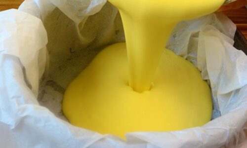 Just pour batter into the pan and put it in the oven. Ready in 5 minutes! So easy🍰