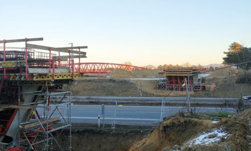 Nová lávka ponad diaľnicu D2 v Malackách čaká na osadenie. Slúžiť bude peším aj cyklistom