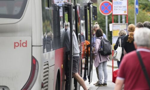 Autobus v Praze srazil chodkyni. Utrpěla vážná zranění a přišla o obě nohy