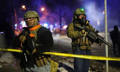 Situace v Minneapolis eskaluje: Agent střelil muže do nohy, záběry zachycují „válečnou zónu“ Situace v Minneapolis eskaluje: Agent střelil muže do nohy, záběry zachycují „válečnou zónu“