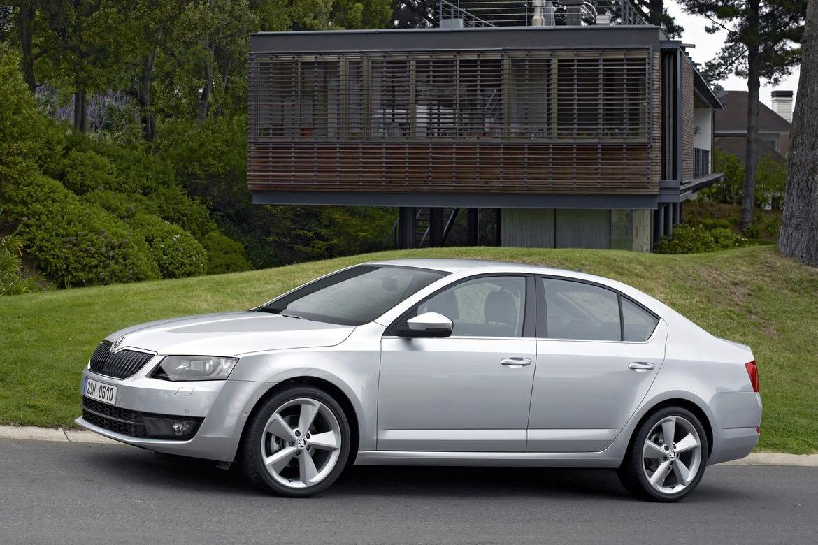 V minulom roku si Slováci kúpili takmer 530-tisíc jazdených áut