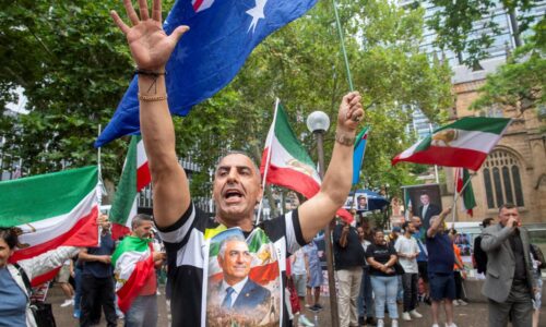 Brutálne potlačenie protestov: Režim na Iránčanov nasadil aj roje dronov, ale jediné čo získal, je čas