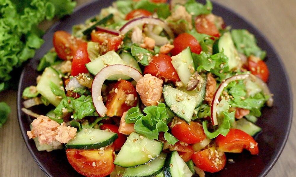 Leckerer Salat mit Gemüse und Thunfisch in 5 Minuten!