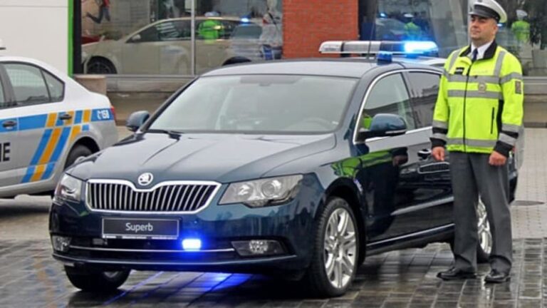 Řidič sjel v českém krumlově ze srázu. vůz skončil na střeše, muž na místě zemřel