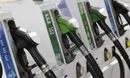 Paliva jsou nejlevnější od léta 2021. Jejich cena ale podle analytiků brzy vystřelí nahoru