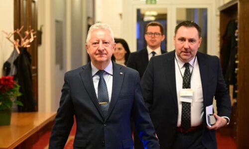 Zůna znovu označil Rusko za agresora. Snad mu v SPD nedají domácí vězení, glosuje opozice