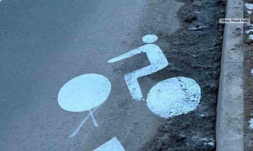 Nelogické chování dělníků: Firma v Olomouci nastříkala dopravní značení přímo na sníh a led