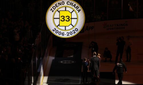 + emotívny moment v bostone. zdeno chára poslal číslo 33 pod strechu slávnej arény