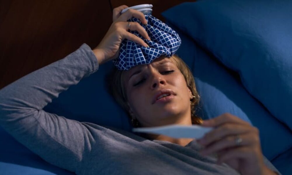 Jak zatočit s horečkou PŘEHLEDNĚ: Sprchování, zábaly i dostatek tekutin. Co raději vynechat?