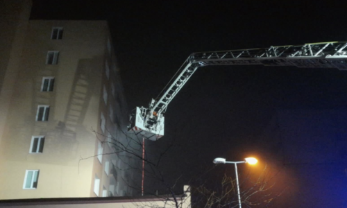 Drama v Třemošné: Z paneláku na střechu kotelny spadl člověk, hasiči vyslali záchrannou vanu