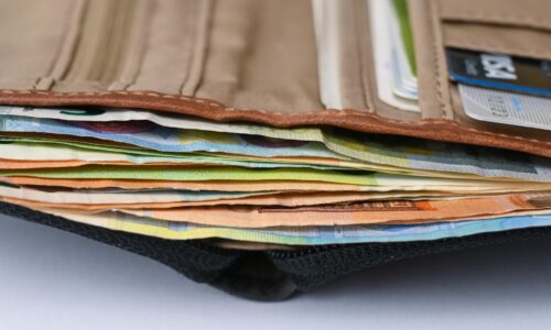 Peniaze sú najčastejším dôvodom, ktorý bráni Slovákom ku šťastiu, uvádza prieskum