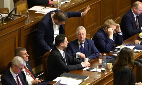 Jmenujte ministry bezodkladně, vyzvala Pavla Sněmovna. Nemá ho co úkolovat, opáčil Hrad