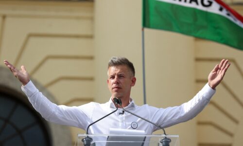 Orbán je v defenzíve a v prieskumoch stráca čoraz viac. Volebný rival Magyar ho troluje na každom kroku