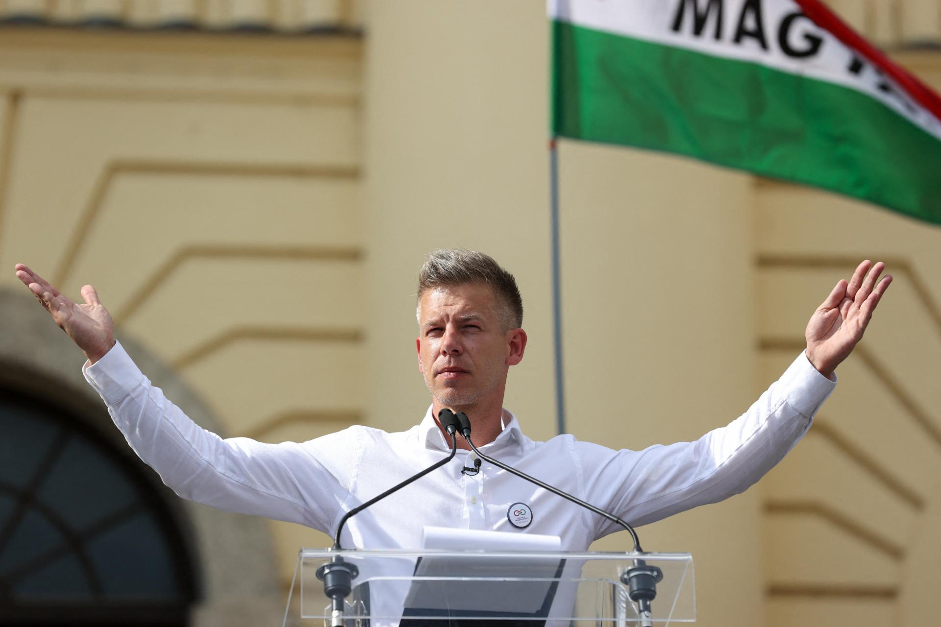 Orbán je v defenzíve a v prieskumoch stráca čoraz viac. Volebný rival Magyar ho troluje na každom kroku
