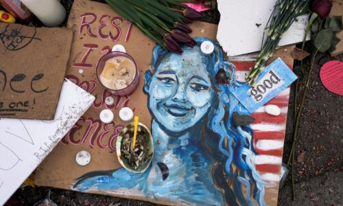 „Prosím, pošlite sanitku​.“ Úrady zverejnili prepisy volaní po zastrelení ženy v Minneapolise