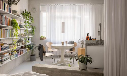 Malý byt zväčšili priečkami z luxferov. Teraz je všade svetlo a voľný priestor