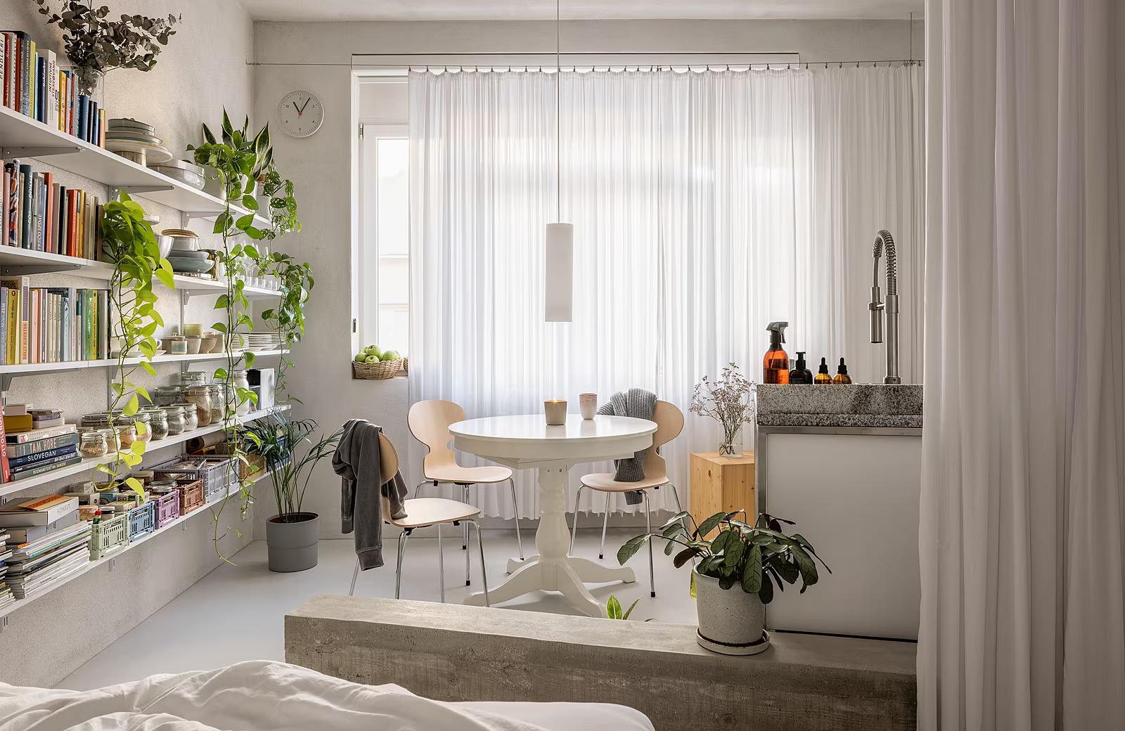 Malý byt zväčšili priečkami z luxferov. Teraz je všade svetlo a voľný priestor