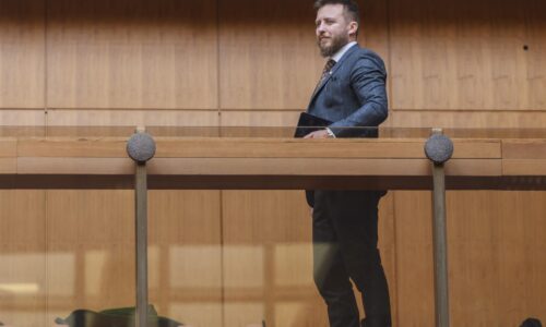 Zo svojho postu nikdy neodstúpim, odkázal Kotlár. Na odchod nevidí dôvod, tvrdí, že chráni ústavu