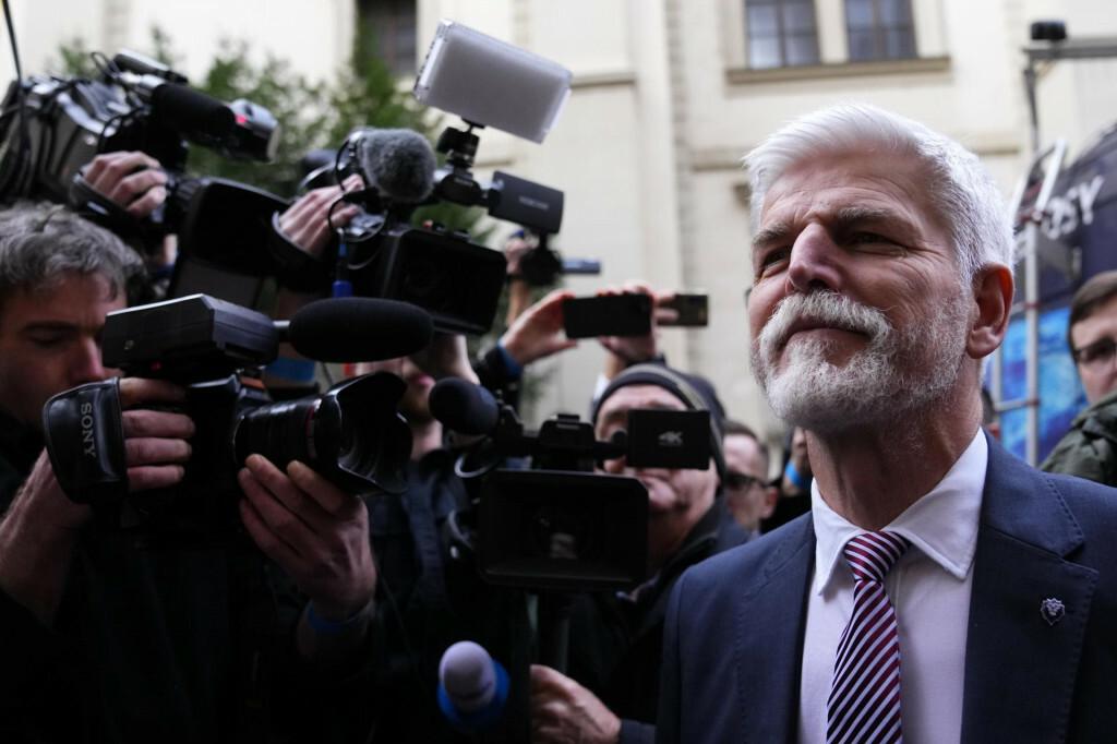 Snemovňa vyzvala prezidenta Pavla, aby pri vymenúvaní ministrov dodržiaval ústavu