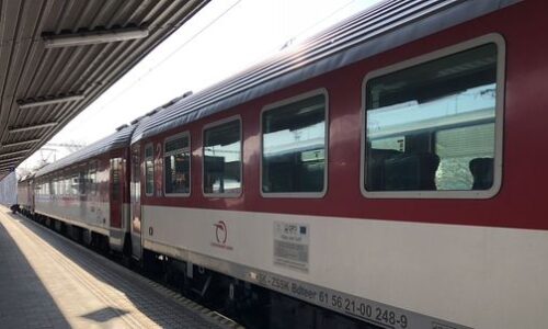 Vlak v Senci zrazil človeka. Ťažko zranenú osobu museli hasiči spod vozňa vyslobodzovať