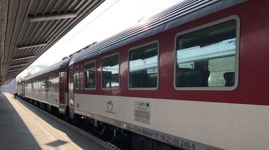 Vlak v Senci zrazil človeka. Ťažko zranenú osobu museli hasiči spod vozňa vyslobodzovať