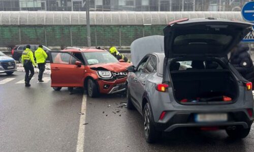 Čelná zrážka áut v Bratislave. Vodička a maloletý chlapec skončili v nemocnici