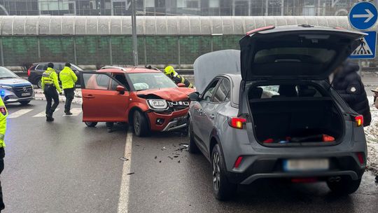 Čelná zrážka áut v Bratislave. Vodička a maloletý chlapec skončili v nemocnici