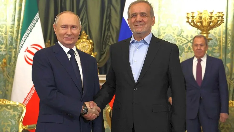 Ruský analytik o problémoch vnútri USA: Trumpa tlačia do vojny proti Iránu no zrazu prudko ustúpil