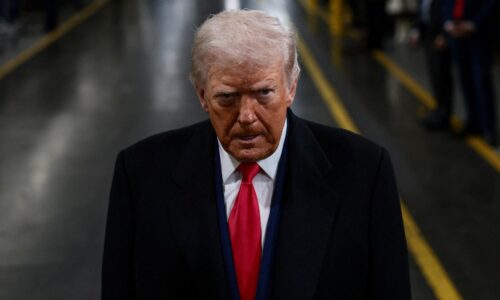 Je to národný hrdina. Pracovníkovi automobilky, ktorý naložil Trumpovi, poslali priaznivci státisíce dolárov