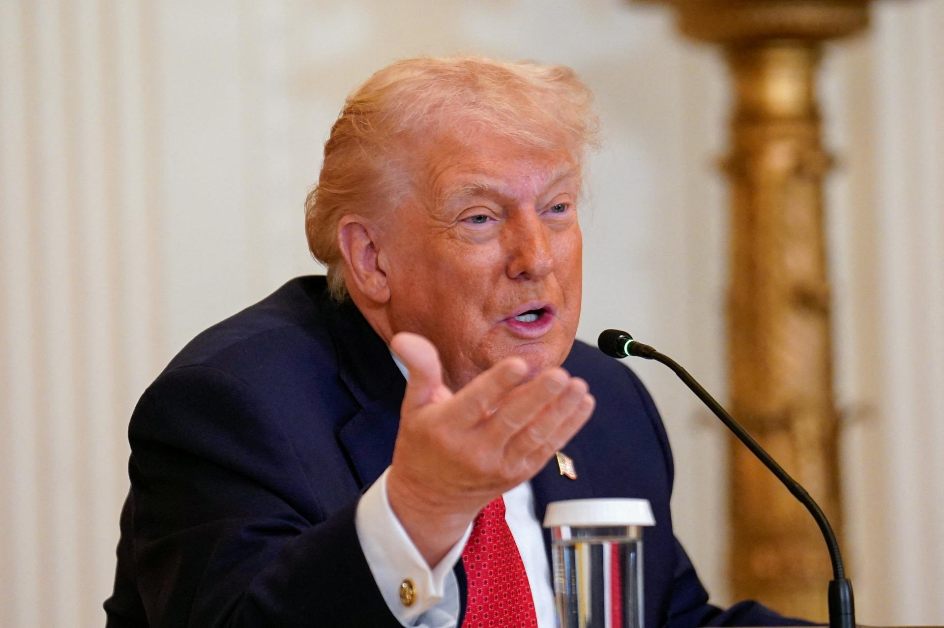 Trumpov tlak na Grónsko sa stupňuje. Pohrozil clami krajinám, ktoré nepodporia jeho úsilie o získanie ostrova