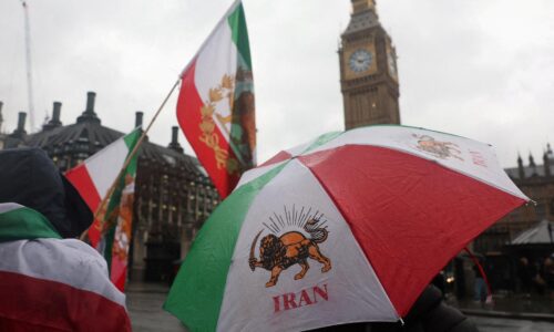Počas protestov pred iránskym veľvyslanectvom zadržala britská polícia viacero ľudí