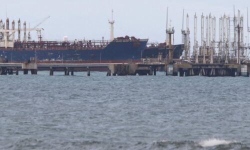 Čína môže prísť o svoj čierny obchod s ropou. Zásoby jej vydržia len do marca