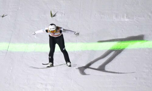Skoky na lyžiach: Domen Prevc v Japonsku oslavuje víťazné double. Kapustík sa nedostal do hlavnej súťaže