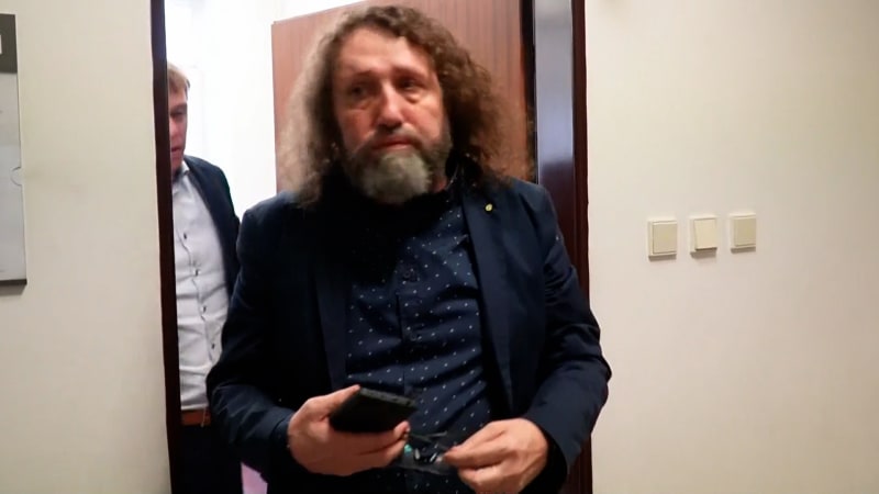 Zvrat v případě střílejících milenců a místostarostů Lovosic: Přiznání viny a miliony v garáži Zvrat v případě střílejících milenců a místostarostů Lovosic: Přiznání viny a miliony v garáži