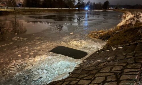 Utopení nezletilé dívky ve Vltavě: Policie věc vyšetřuje, na místě se našla lahev alkoholu