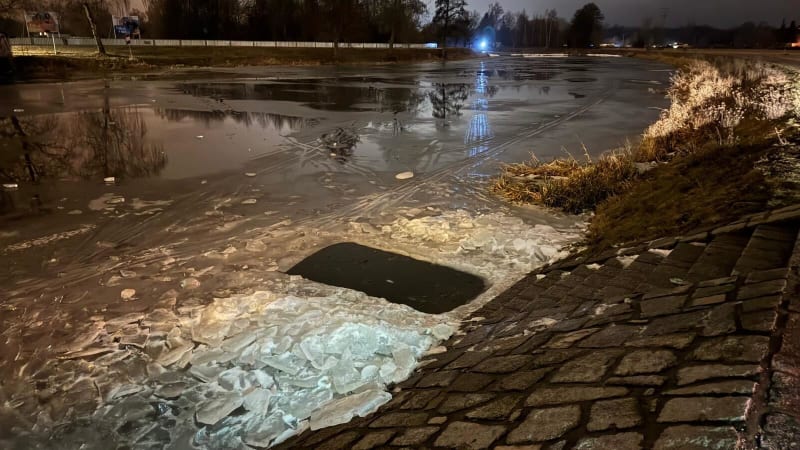 Utopení nezletilé dívky ve Vltavě: Policie věc vyšetřuje, na místě se našla lahev alkoholu Utopení nezletilé dívky ve Vltavě: Policie věc vyšetřuje, na místě se našla lahev alkoholu