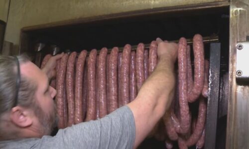 Oceňované klobásy ze Staňkova a od Čendy. Do řeznictví na Domažlicku se jezdí i ze zahraničí